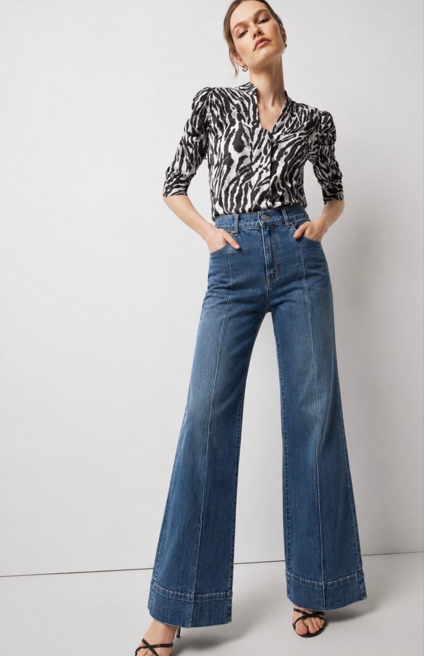 White House Black Market Extra High-Rise Wide Leg Trouser Soft Jeans Size 4